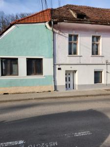 een blauw-wit huis aan de straatkant bij Apartament DADA in Sighişoara