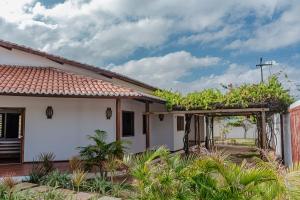 een wit huis met planten op het dak bij Vila Tao in Fortim