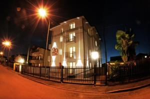 29 Cav Apartments في بولاّتي: مبنى في الليل به أضواء شوارع وسياج