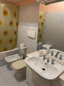 La salle de bains est pourvue d'un lavabo et de toilettes. dans l'établissement il rifugio della cava, à Orvieto
