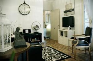 sala de estar con reloj en la pared en Lempika, en Barcelona