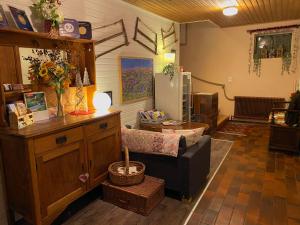 Landhaus Fay B&B في باد ايشل: غرفة معيشة مع أريكة وثلاجة
