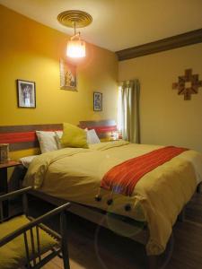 sypialnia z dużym łóżkiem w pokoju w obiekcie CASA HOSPEDAJE EL LABRADOR w Cuzco