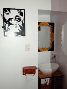 y baño con lavabo y espejo. en CASA HOSPEDAJE EL LABRADOR, en Cusco