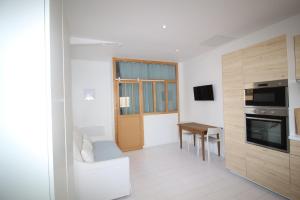 サン・ディジエにあるMaisonnette centre de Saint Dizierのリビングルーム(キッチン、テーブル付) +15枚の写真