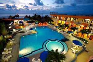 Bazén v ubytování Hotel Club del Sol nebo v jeho okolí