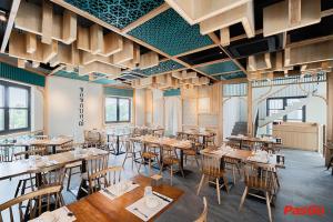 a restaurant with tables and chairs in a room at Titmit Studio-Căn hộ cao cấp VinhomesOceanPark in Hanoi