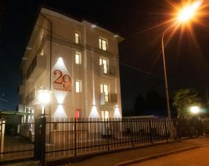 un edificio con un cartel en él por la noche en 29 Cav Apartments, en Bollate