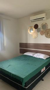 1 dormitorio con 1 cama con colchón verde en Privê estrela, en Porto de Galinhas