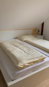 2 Betten nebeneinander in einem Zimmer in der Unterkunft Ferienhaus Lisa am Silbersee in Frielendorf