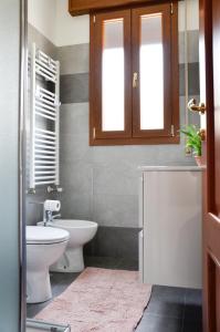 メストレにあるAppartamento Ciclaminoのバスルーム(トイレ、洗面台付)