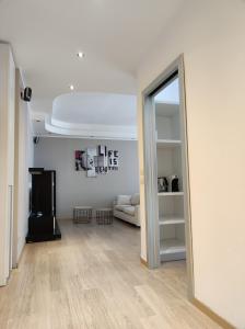 uma sala de estar com um espelho e um frigorífico em qu4ttro em Riva del Garda