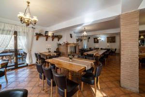 ダネシュにあるHanul din Padureの木製のテーブルと椅子のあるダイニングルーム