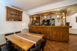 ダネシュにあるHanul din Padureの木製のテーブルと椅子のあるダイニングルーム +15枚の写真