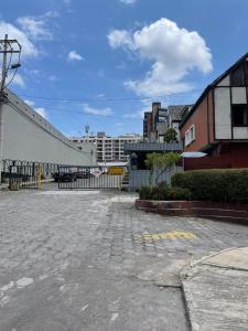 un estacionamiento vacío en una ciudad con edificios en Serenity Inn, en Quito