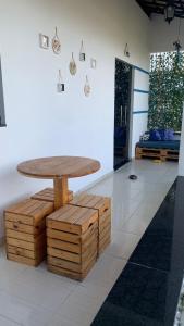 uma mesa e algumas paletes de madeira numa sala em Privê estrela em Porto de Galinhas