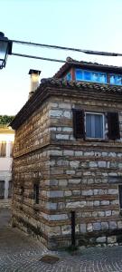 un edificio in mattoni con una finestra sul lato di CASAMIASIROLO - Casa nei vicoli di Sirolo a Sirolo