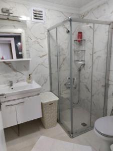 y baño con ducha y lavamanos. en Tarabya Family Suıt Boğaziçi, en Estambul