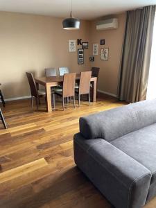 uma sala de estar com uma mesa e cadeiras e um sofá em Apartmán Dominika Bojnice em Bojnice