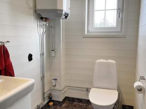 y baño con aseo blanco y lavamanos. en Holiday home GRIMSTORP en Grimstorp