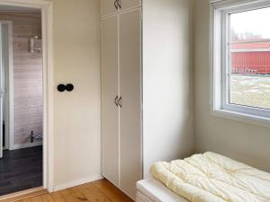 1 dormitorio con cama y ventana en Holiday home GRIMSTORP en Grimstorp