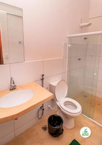 a bathroom with a toilet and a sink at Campos Elísios Boipeba in Ilha de Boipeba