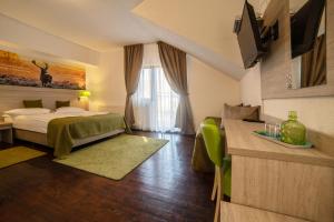 ダネシュにあるHanul din Padureのベッドと窓のあるホテルの部屋