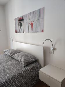 um quarto com uma cama e uma fotografia na parede em qu4ttro em Riva del Garda