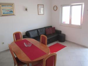 un soggiorno con tavolo e divano di Guesthouse Franica a Korčula