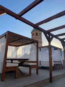 patio con tavolo e panche sul tetto di La Villa del Sastre a Vélez-Málaga