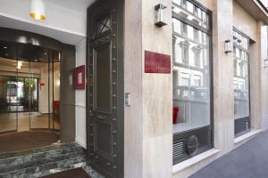 uma porta para uma loja num edifício em Hotel Monterosa - Astotel em Paris