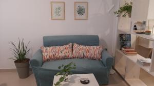 sala de estar con silla azul y mesa en Monoambiente céntrico La Plata en La Plata