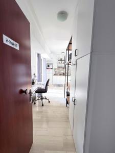 un ufficio con porta aperta su un corridoio con scrivania di Hermes New & Comfy Studio - 25' walk to the Acropolis ad Atene