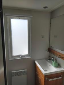 Kúpeľňa v ubytovaní Bj Chalets - De Rug 3 - Vakantiepark Lauwersoog - Luxe kindvriendelijke chalet MET vaatwasser en inloopkast! Vroege incheck!