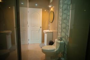 ein Badezimmer mit einem WC, einem Waschbecken und einem Spiegel in der Unterkunft Hostal TELSA SWEET STAY Inkahoteles in Arequipa