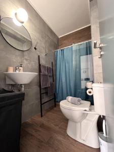 ein Badezimmer mit einem WC, einem Waschbecken und einem Spiegel in der Unterkunft Hermes New & Comfy Studio - 25' walk to the Acropolis in Athen