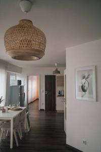 a dining room and kitchen with a table and a ceiling at Gemütliche Wohnung nahe Kurpark in Bad Lippspringe +15 photos