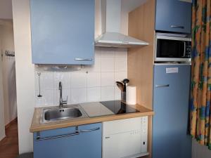 Elle comprend une petite cuisine équipée d'un évier et d'un réfrigérateur. dans l'établissement La grande bleue, à Banyuls-sur-Mer