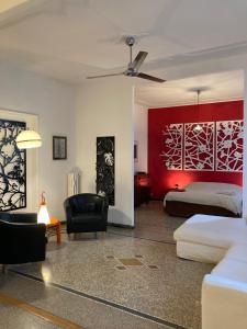 ローマにあるOur Home in Rome - Via Machiavelliの赤い壁のベッドルーム1室(ベッド1台付)