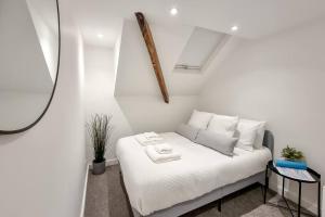 a small bedroom with a bed with a mirror at ScandicStay-Apartment Harrogate in Harrogate