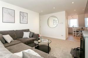 een woonkamer met een bank en een tafel bij ScandicStay-Apartment Harrogate in Harrogate