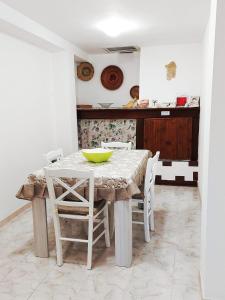uma sala de jantar com mesa e cadeiras em Casa vacanze Galena em Iglesias