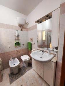uma casa de banho com um WC e um lavatório em Casa vacanze Galena em Iglesias