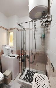 una ducha con puerta de cristal en un baño en Casa vacanze Galena, en Iglesias 15 fotos más