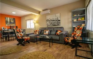 a living room with a couch and chairs at Beautiful Home In Torre De Benagalbón in Torre de Benagalbón