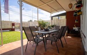eine Terrasse mit einem Tisch und Stühlen unter einem Zelt in der Unterkunft Stunning Home In Torre De Benagalbn With Kitchen in Torre de Benagalbón