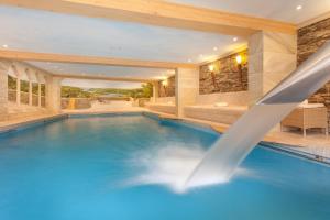 ein Schwimmbad in der Mitte eines Hauses in der Unterkunft Hotel Schloss Rheinfels in Sankt Goar