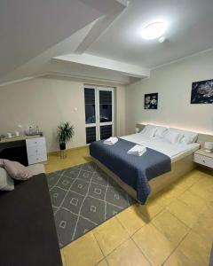 切霍奇內克的住宿－Villa AdaMar - masaże & jacuzzi，一间卧室,卧室内配有一张大床