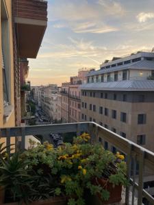 balkon z kwiatami na ulicy miejskiej w obiekcie Our Home in Rome - Via Machiavelli w Rzymie