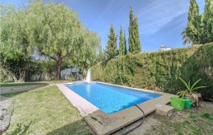 una piscina en el patio de una casa en Stunning Home In Els Poblets With Outdoor Swimming Pool, en Els Poblets